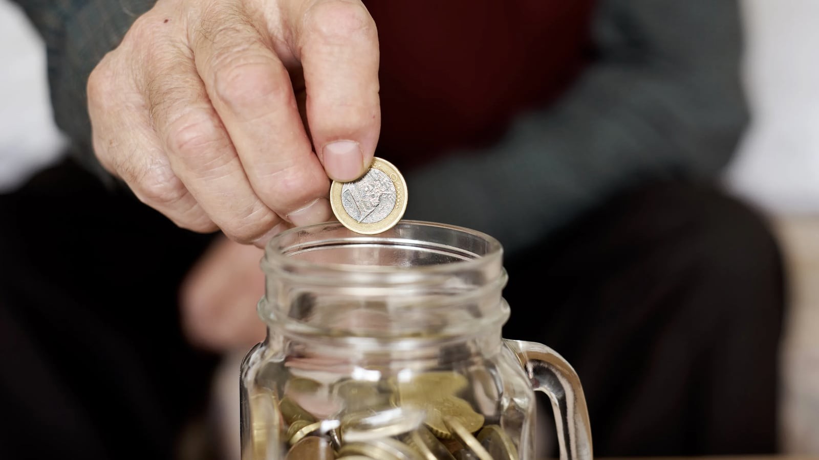 Los pensionistas que no podrán cobrar el extra de 425 euros en la pensión persona introduce una moneda
