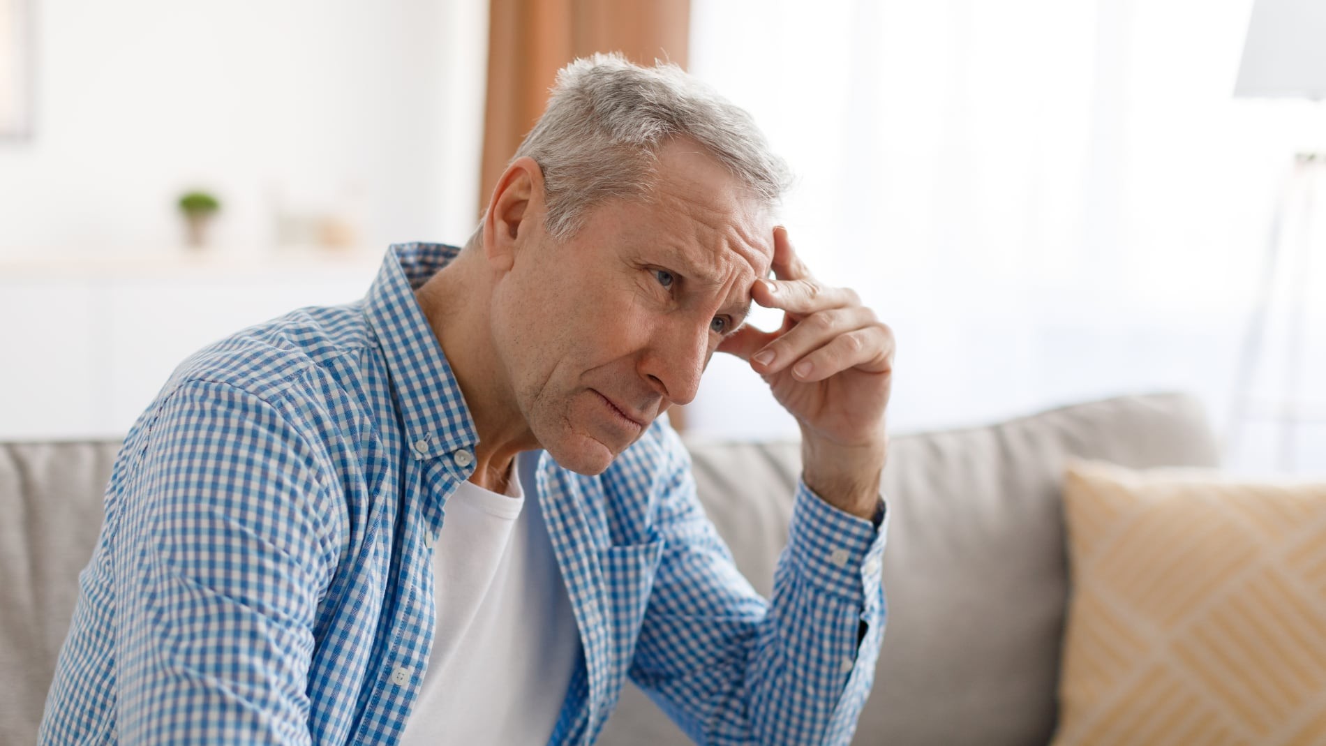 pensionista preocupado