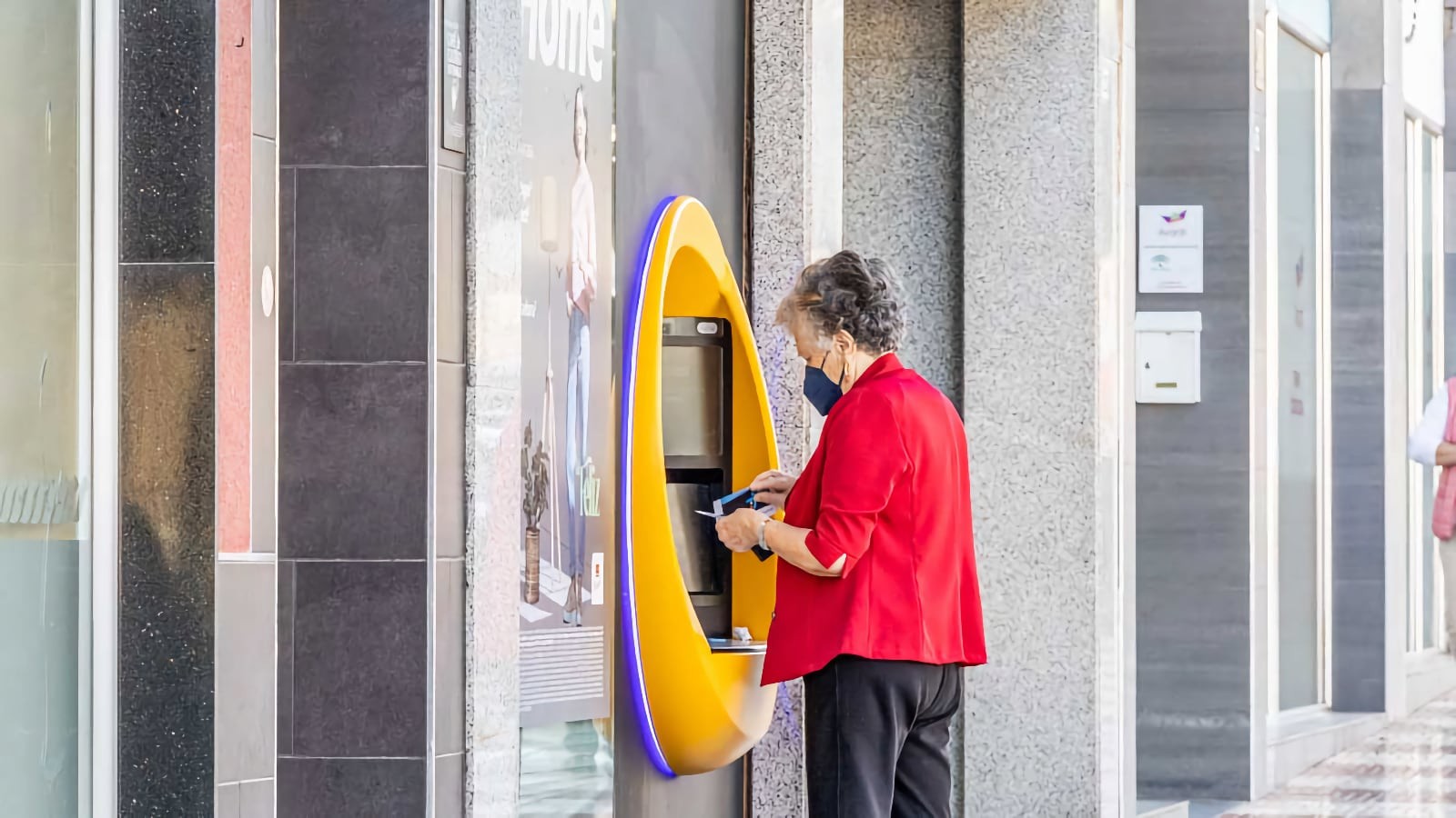 pensionista saca dinero