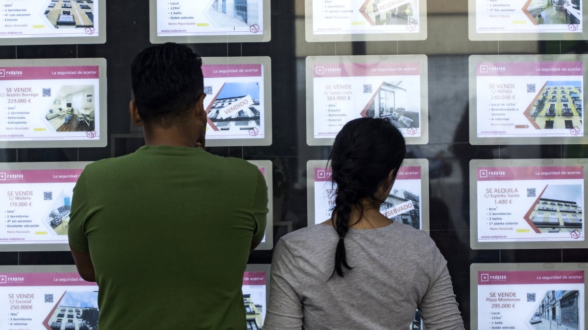 pareja miran pisos en venta