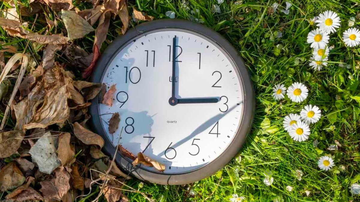 Imagen de un reloj pasando del invierno a verano. cambio hora verano 2023