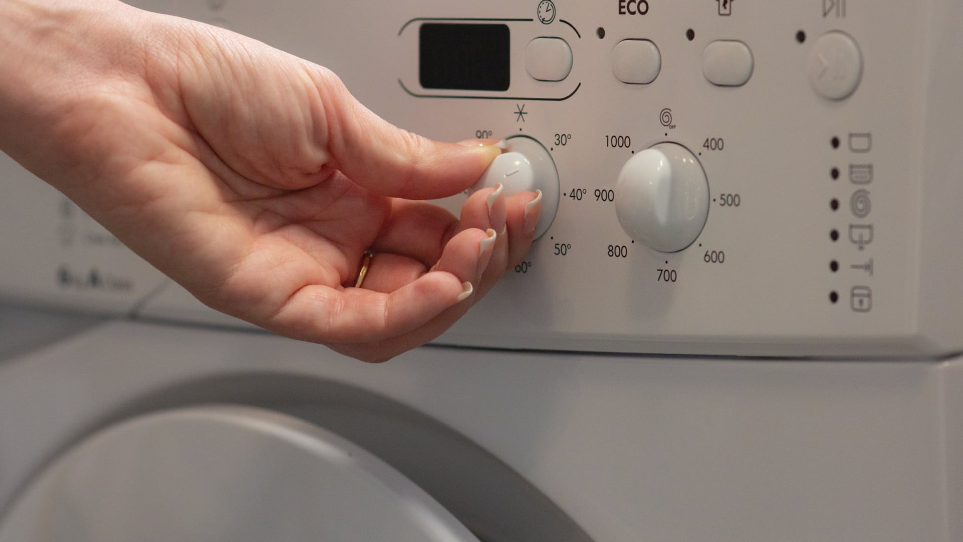 persona pone en marcha la lavadora