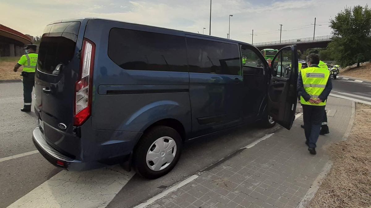 Cómo detectar las furgonetas camufladas de la DGT. Este es el truco para detectar furgonetas de la DGT: evita las multas