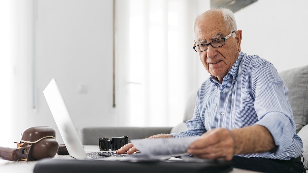 empleado senior de 65 años