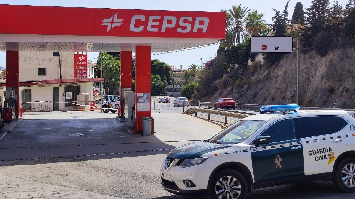 La DGT multa con hasta 100 euros por hacer esto cuando echas gasolina