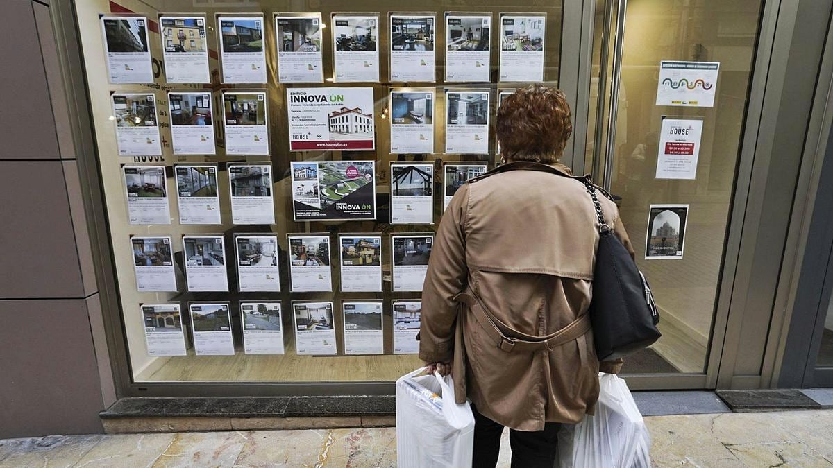 mujer mira pisos en venta