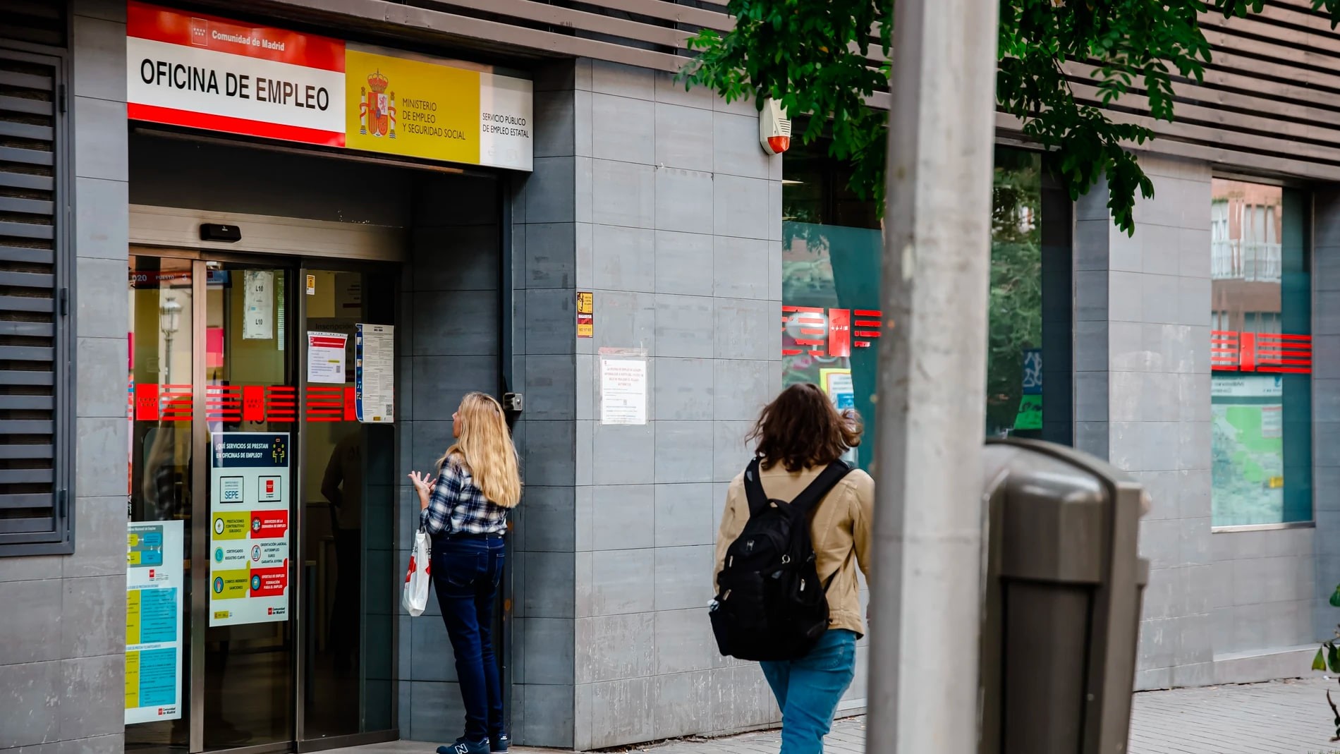 Una mujer espera en una oficina del SEPE | EP Una mujer espera en una oficina del SEPE, en