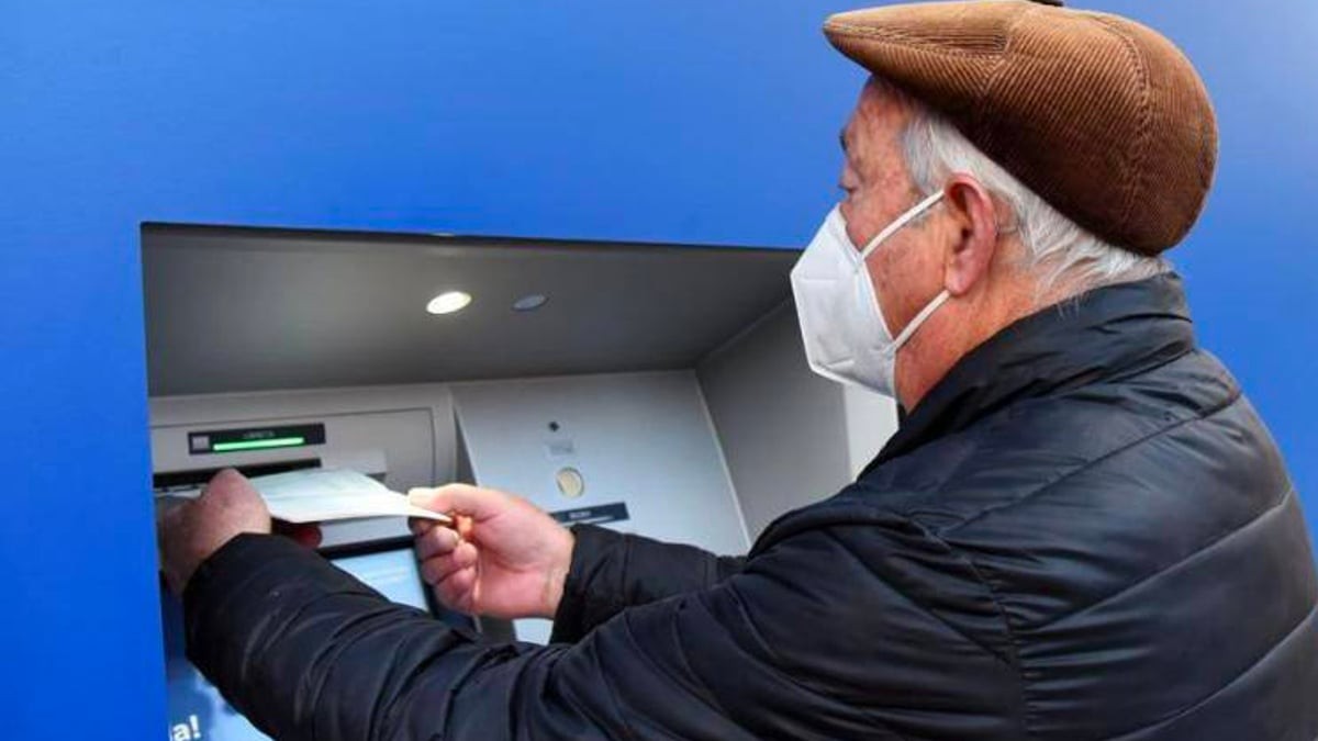 Cuándo se cobran las pensiones en marzo de 2023. Pensionistas consultando la pensión