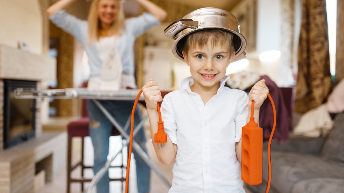 Precio de la luz jueves, 16 de marzo de 2023 niño con jugando con un enchufe