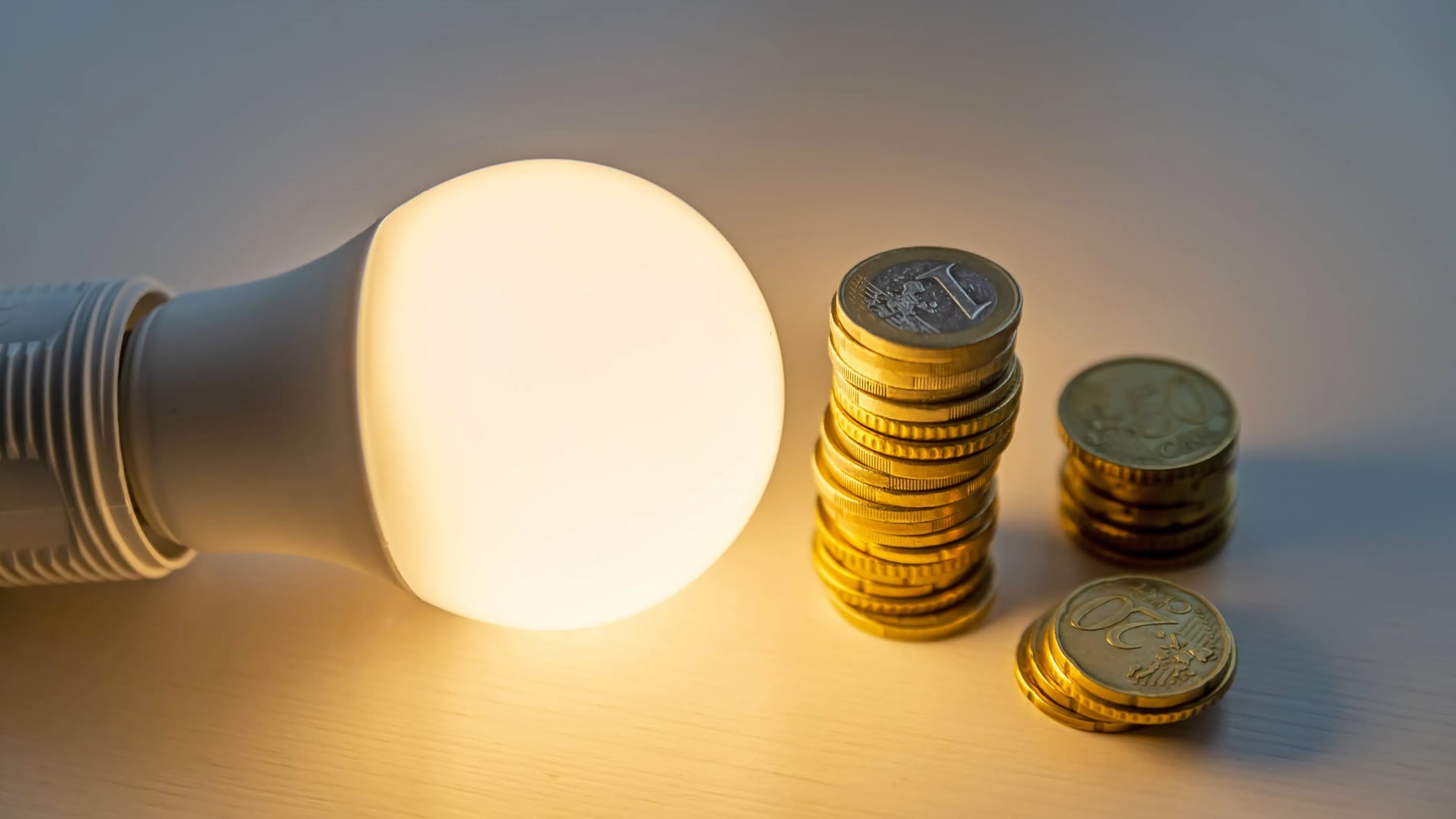Precio de la luz miércoles, 29 de marzo de 2023. Precio de la luz, bombillas y euros