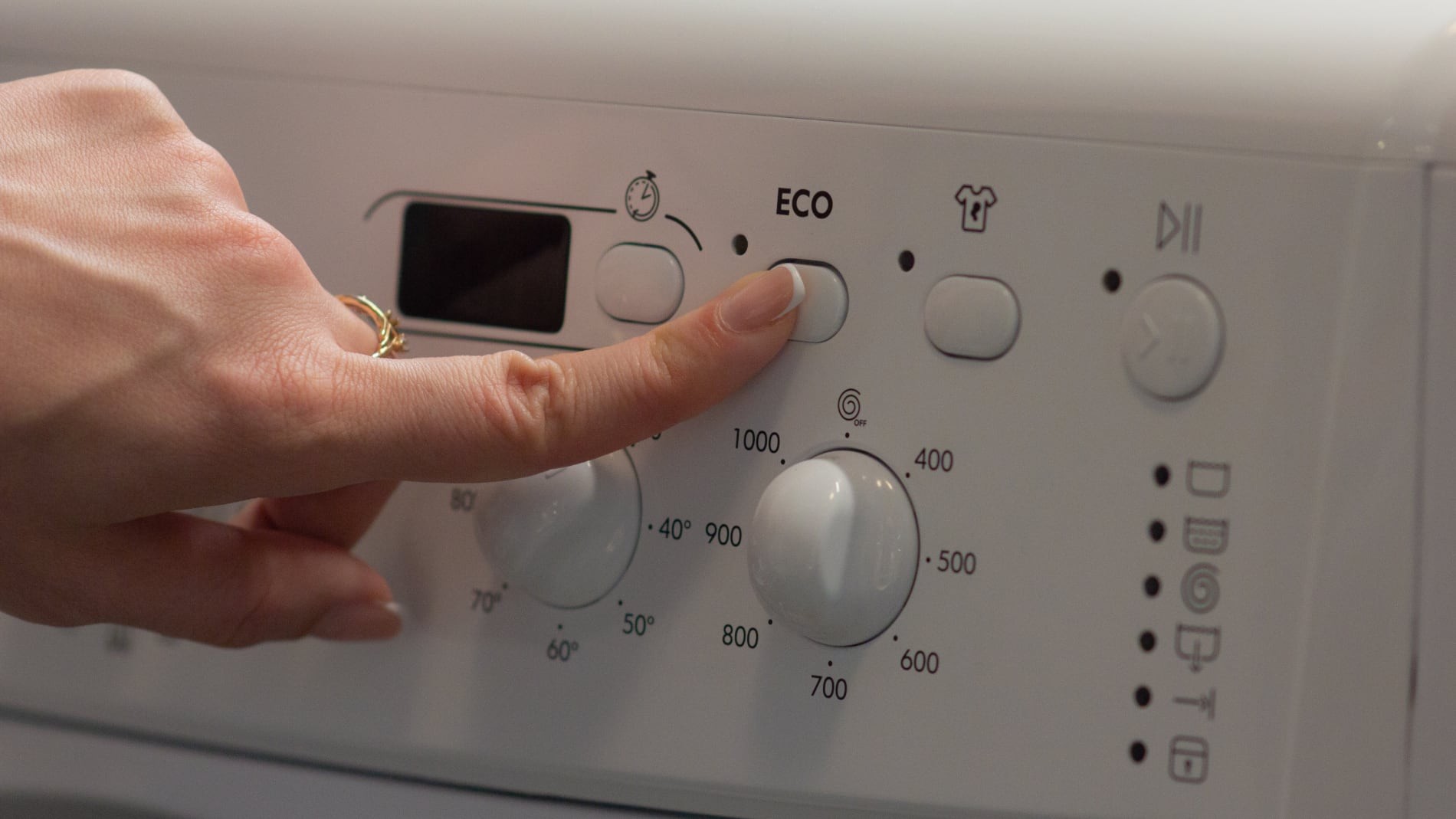 persona pone en marcha la lavadora