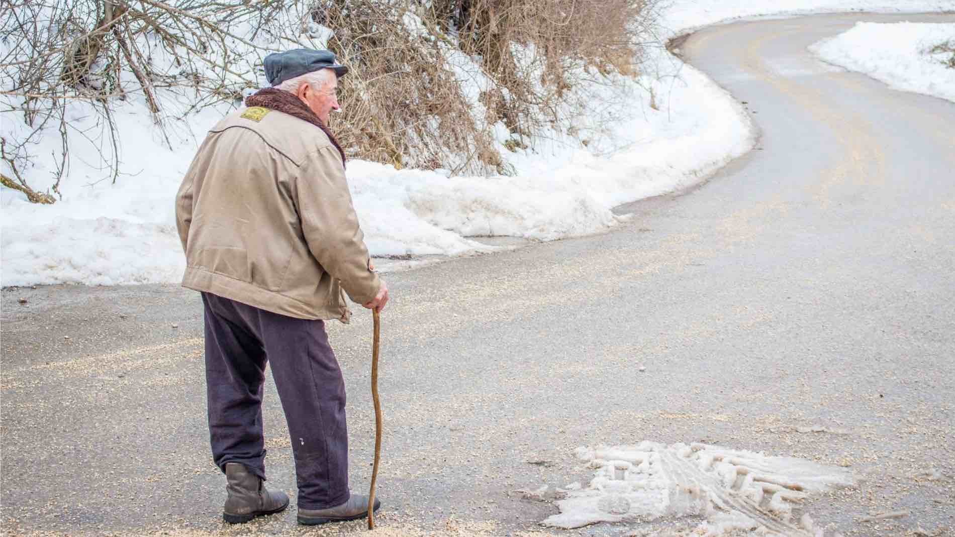 pensionista jubilado paseando