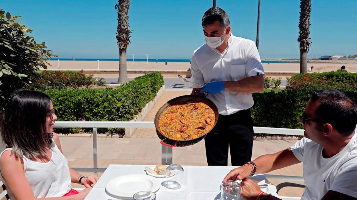Pareja disfrutando de vacaciones en Semana Santa. Los contratos de trabajo aumentan en Semana Santa: 84.750 más que en 2021