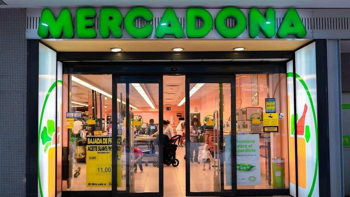 Uno de los supermercados de Mercadona Los clientes de Mercadona estallan por las etiquetas de bajada de precio: la cadena contesta
