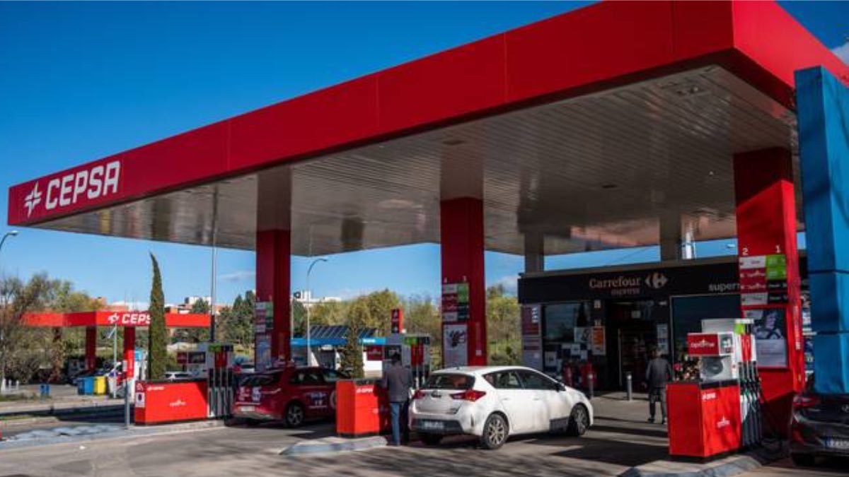 Gasolinera Cepsa Cepsa contraataca a Repsol en la guerra de los descuentos de los combustibles