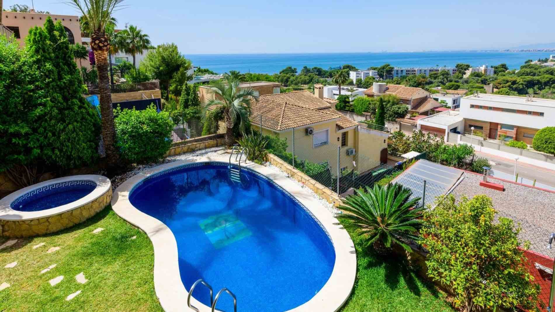 Casas y chalets de Idealista con piscina a la venta en municipios de costa Chalet con piscina a la venta en Idealista