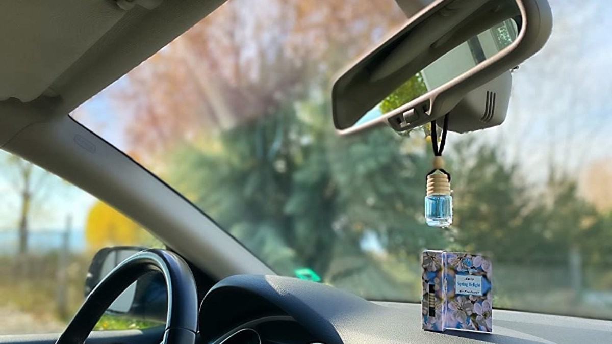 Interior de coche. La DGT te puede multar por llevar el ambientador colgando en el coche ¿lo sabías?