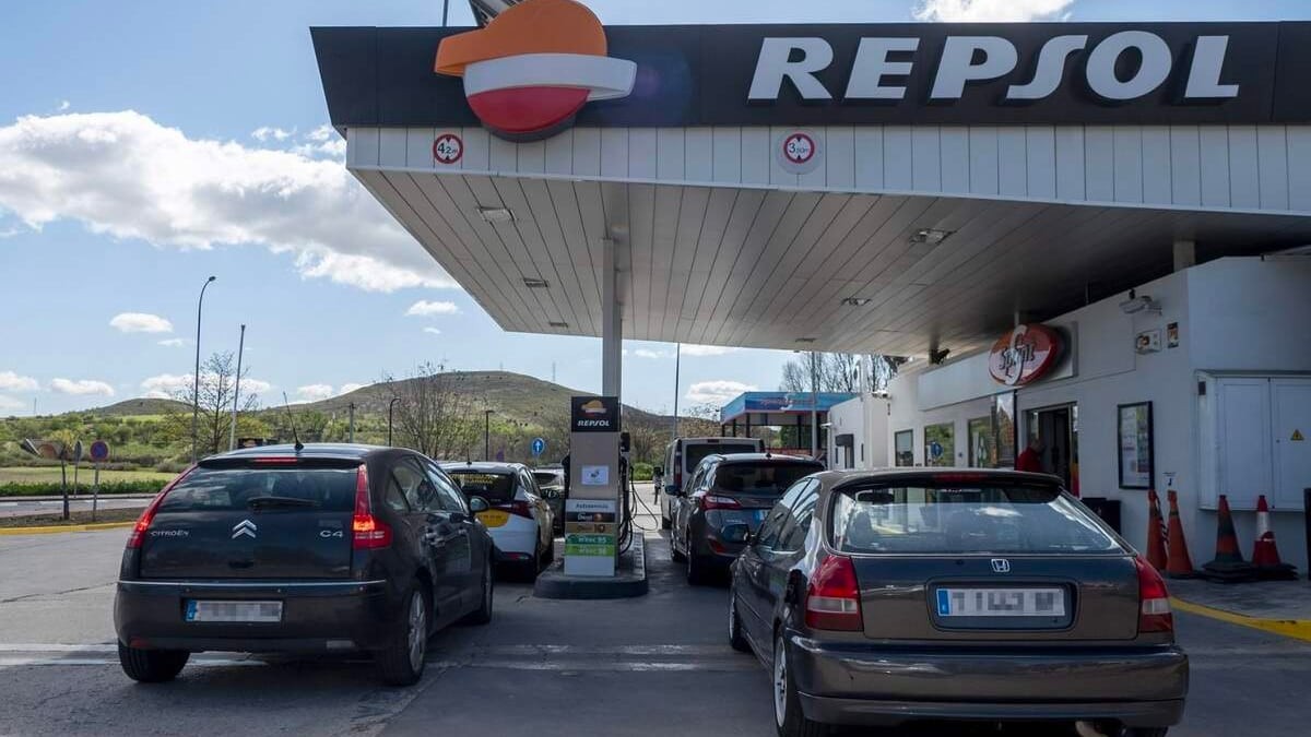 Vehículo espera para repostar gasolina en un Gasolinera Repsol | Europa Press Gasolinera Repsol