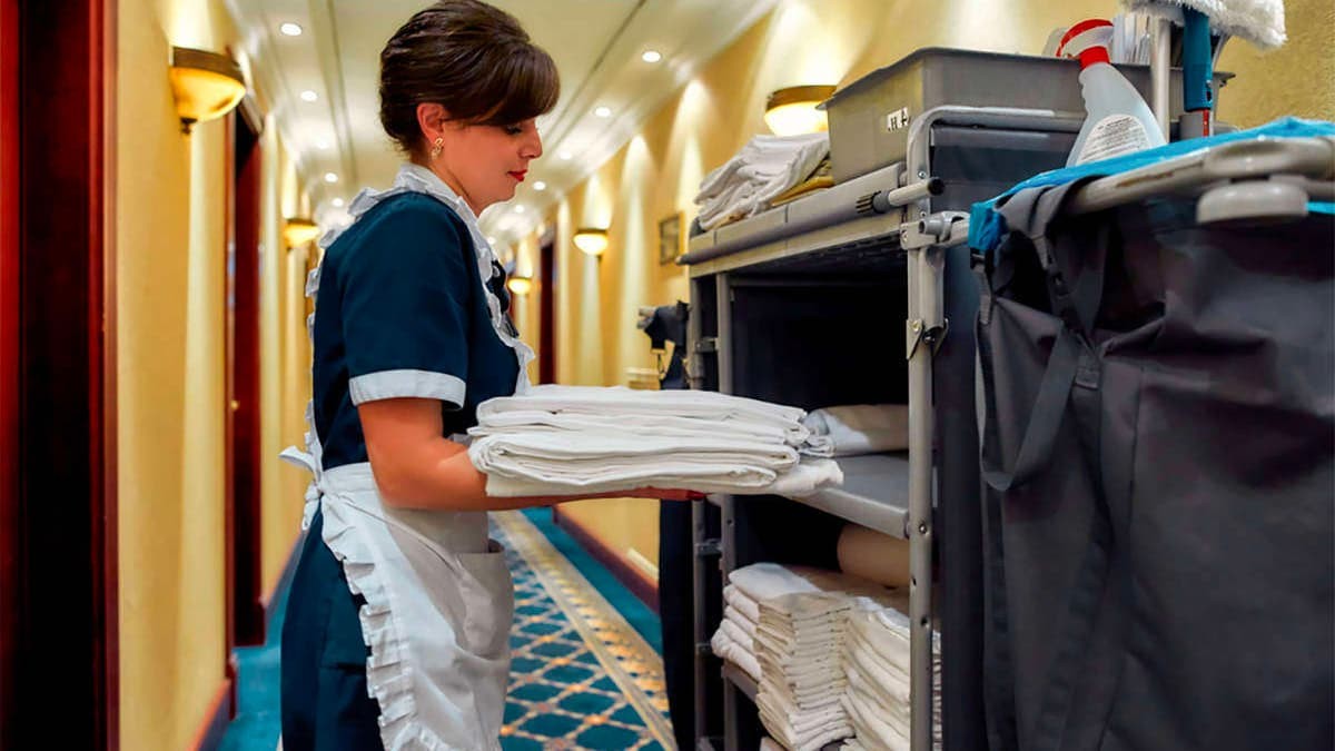 Empleada camarera de pisos en hotel Un respiro para las “Kellys”: la herramienta que podría reducir su carga de trabajo