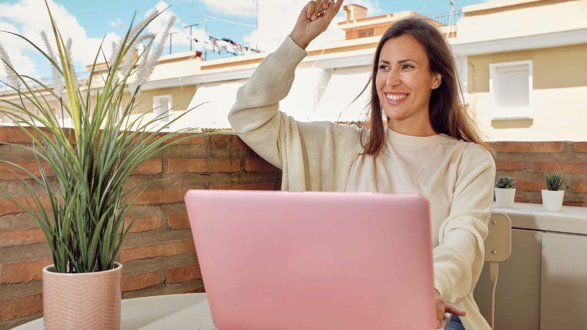 Una mujer, teletrabajando desde casa Empleo para madres que no quieren renunciar a su familia: únete a ‘Mamis Digitales’