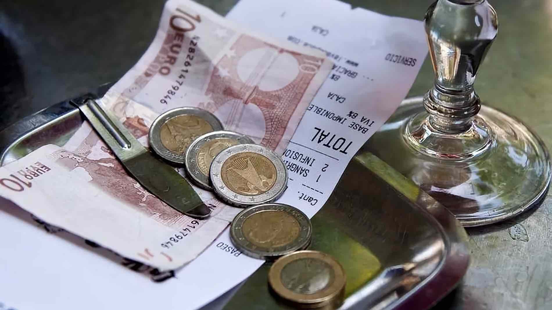 La propina obligatoria llega a España: algunos restaurantes ya la cobran con la cuenta Propina de un restaurante en euros.