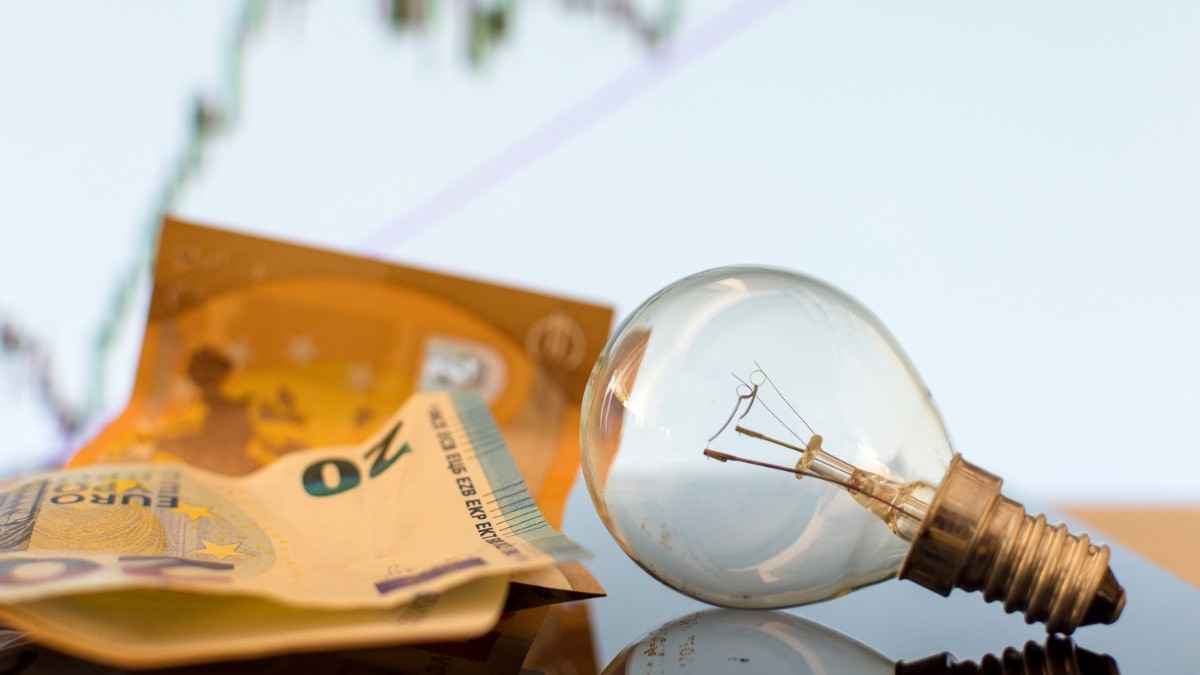 bombilla junta billetes de euros