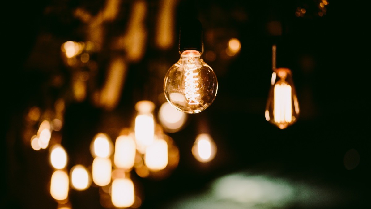 Precio de la luz sábado, 15 de abril de 2023. Precio luz bombilla electricidad factura