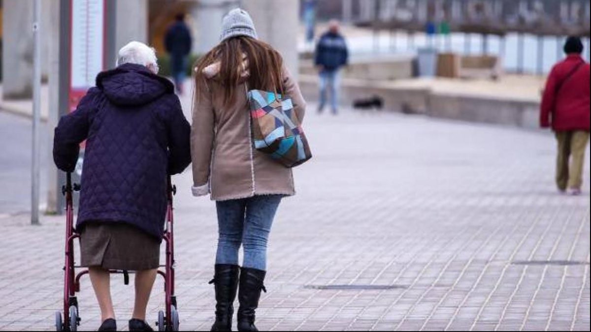 Cómo cobrar la pensión en favor de familiares las personas dependientes de más de 45 años