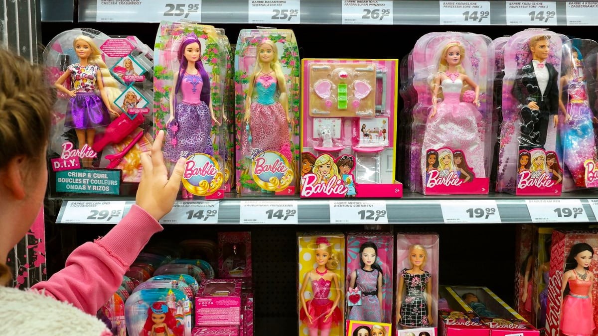 varias Barbies de exposición