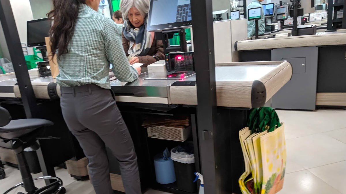 una cajera de Mercadona trabajando