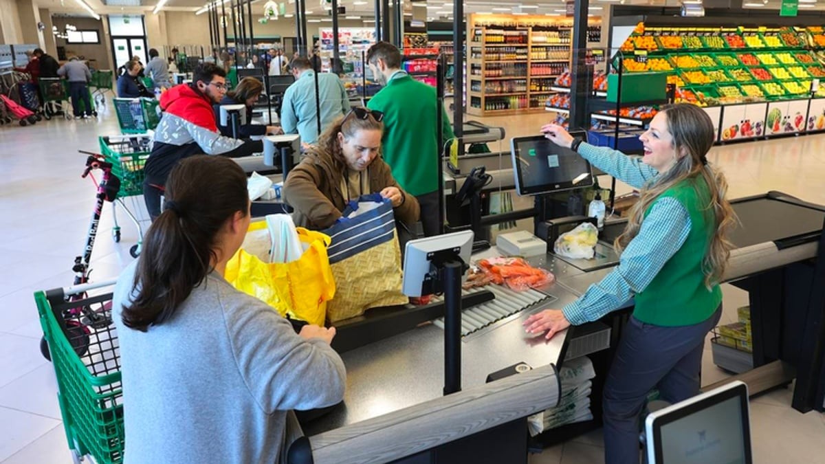 Ofertas de Mercadona para trabajar en Madrid. cajera de Mercadona trabajando