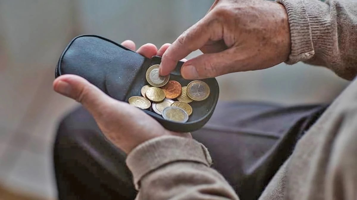 pensionista contando dinero