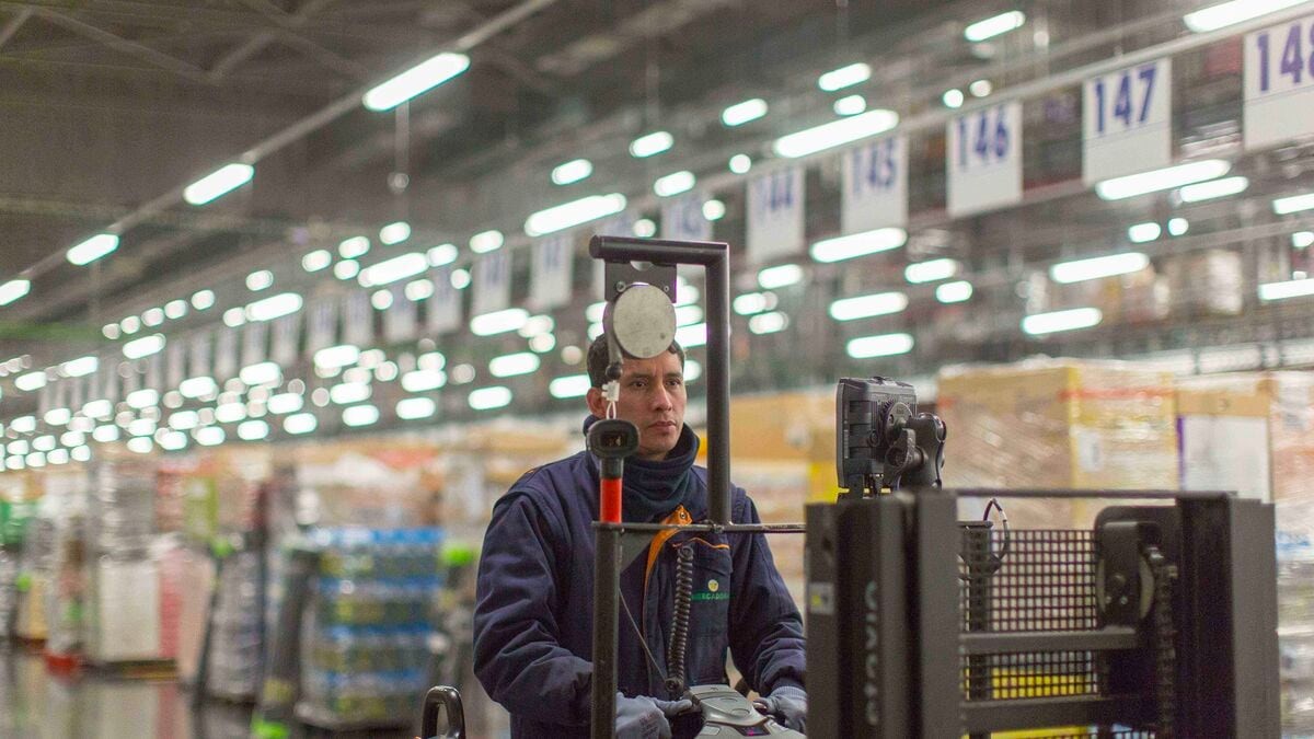 Un empleado de Mercadona trabajando