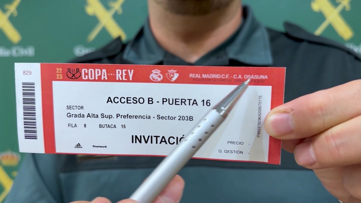 Guardia Civil mostrando entrada falsa para la Copa del Rey