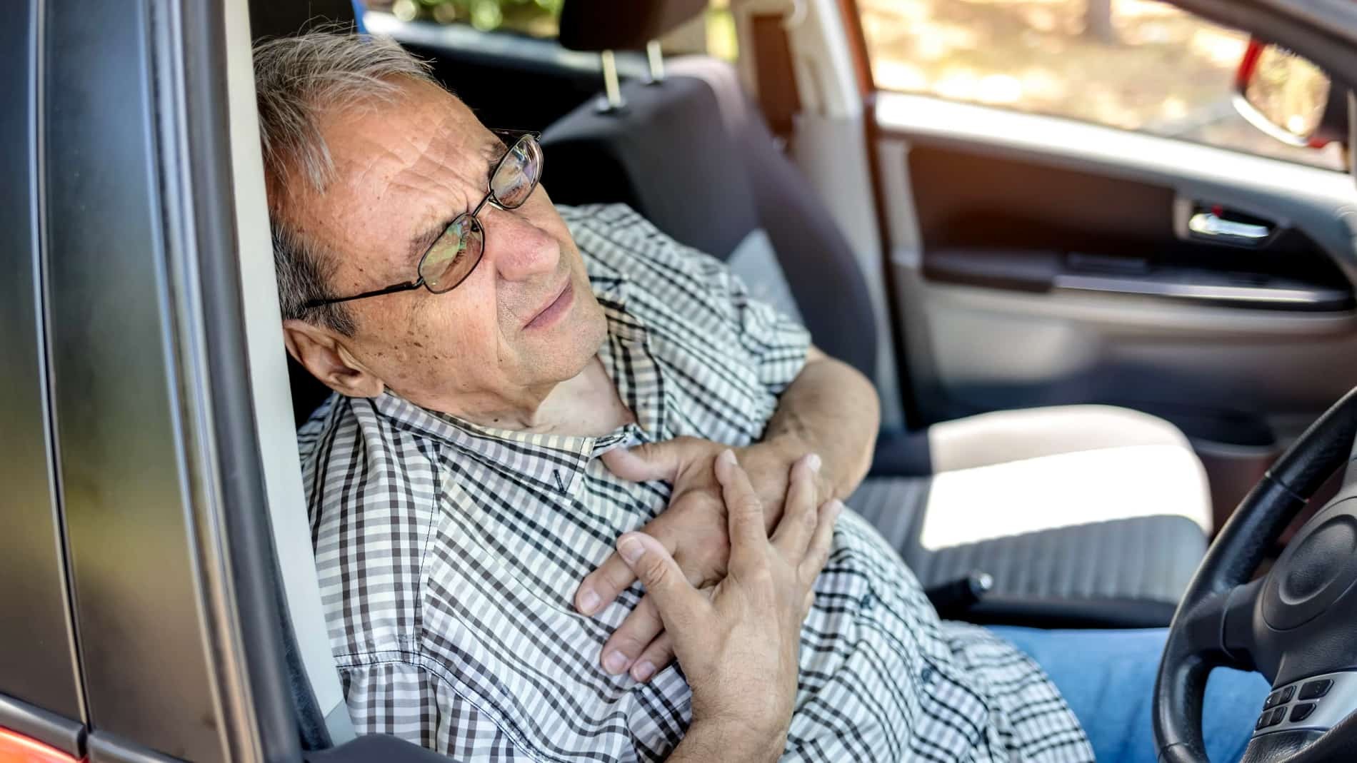 Lista de enfermedades por las que está prohibido conducir Un hombre enfermo en el coche