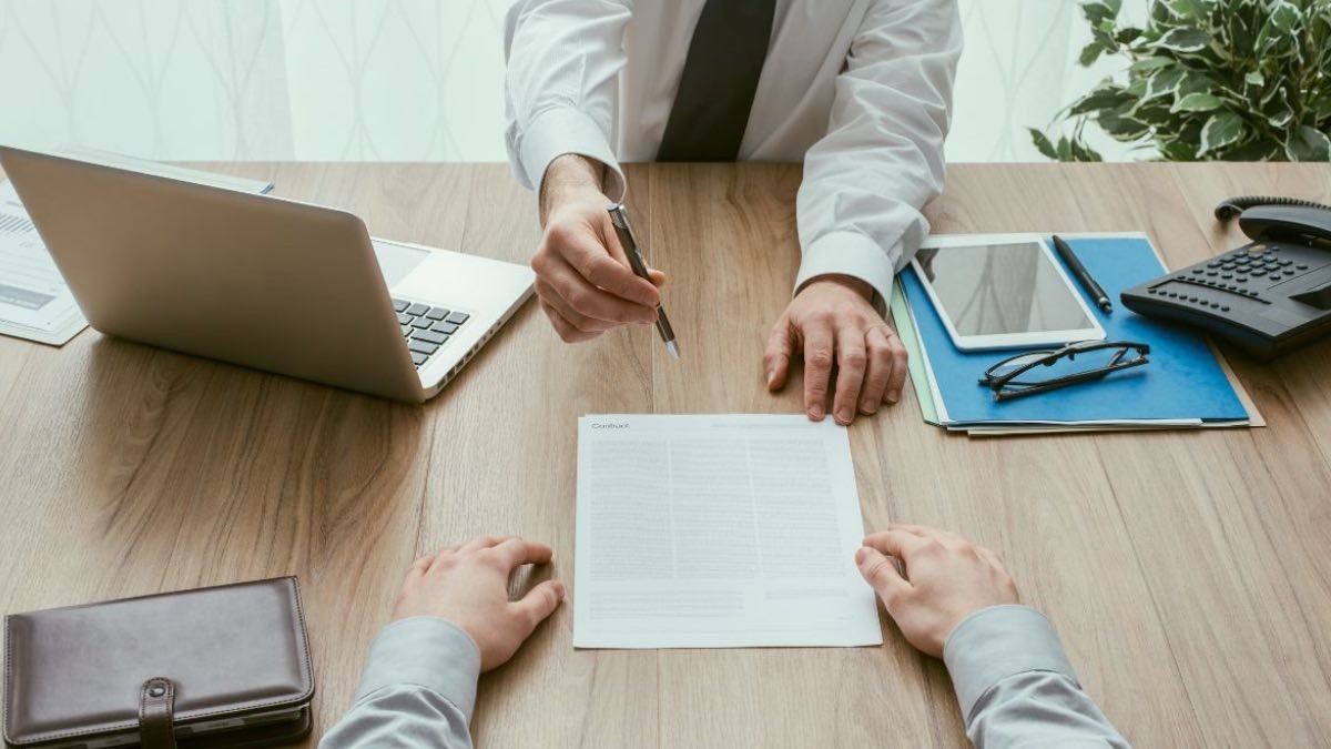 Empresario y trabajador firmando un contrato