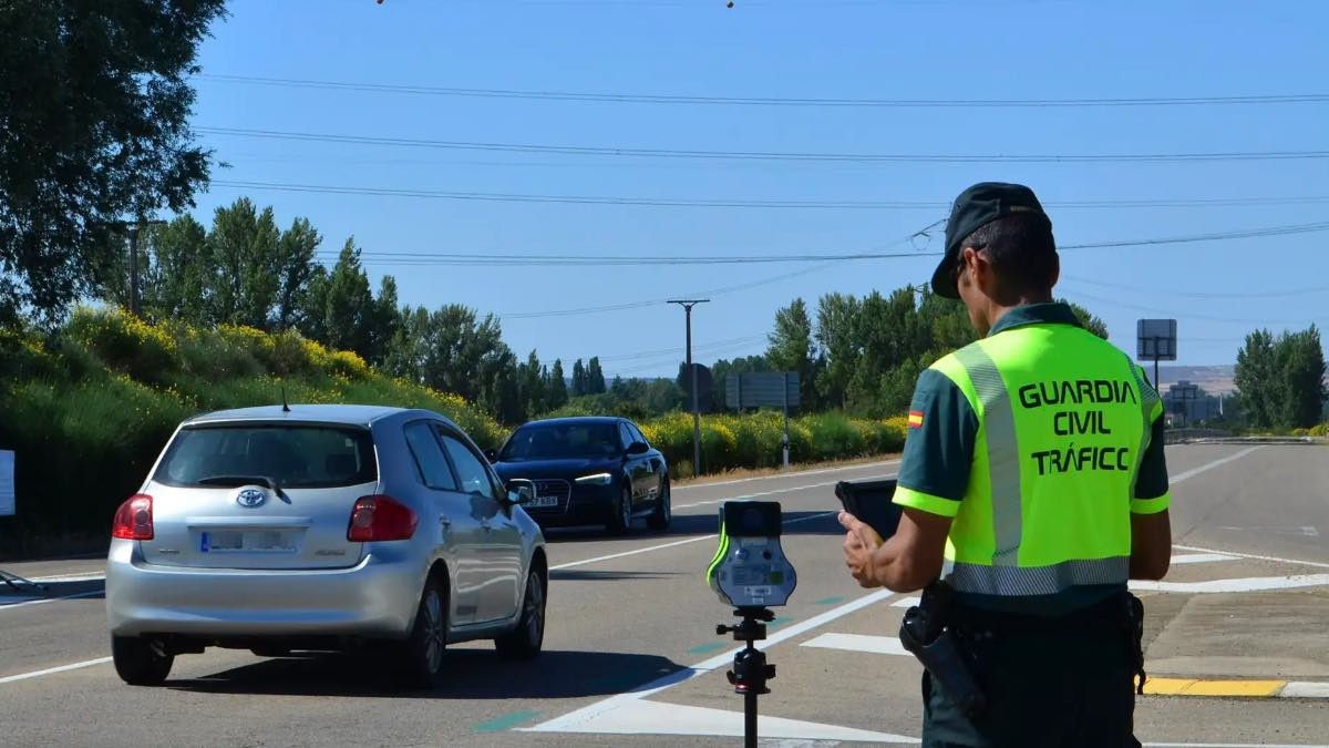 Un Guardia Civil de Tráfico multando