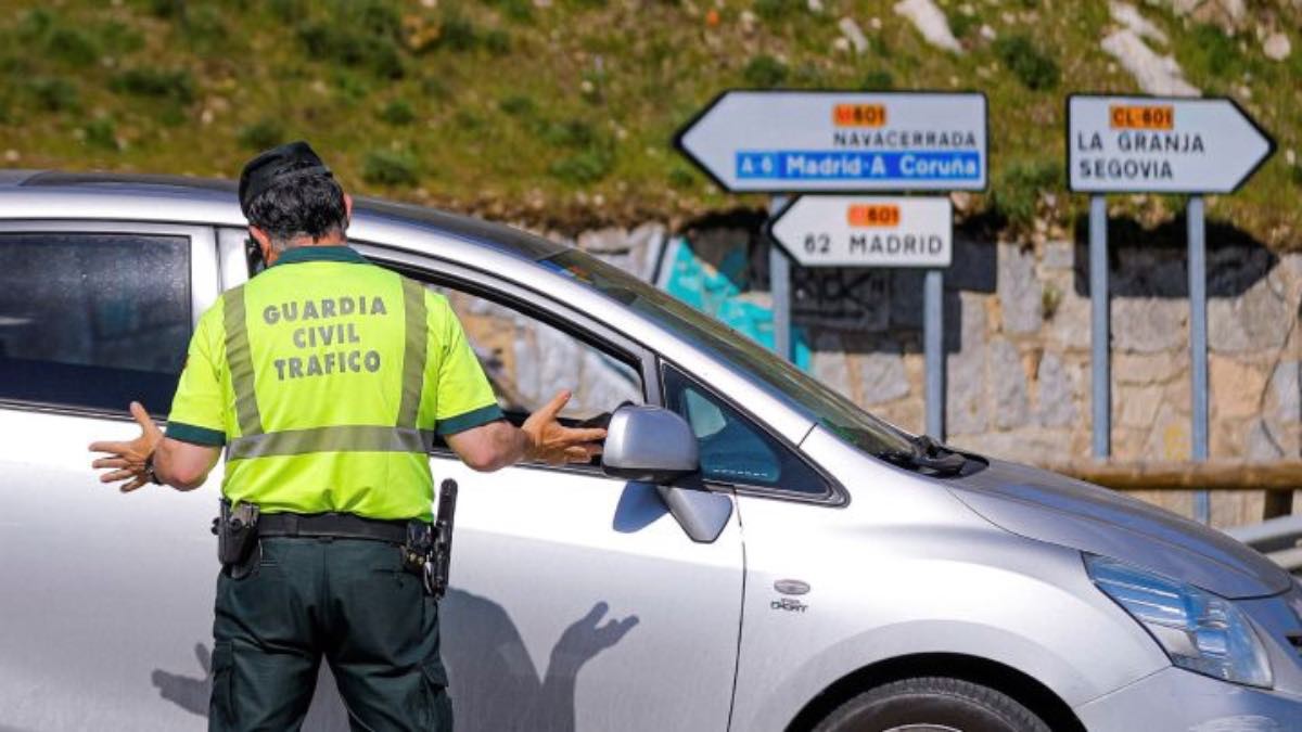 Cambios en las multas de la DGT Un Guardia Civil de Tráfico multando