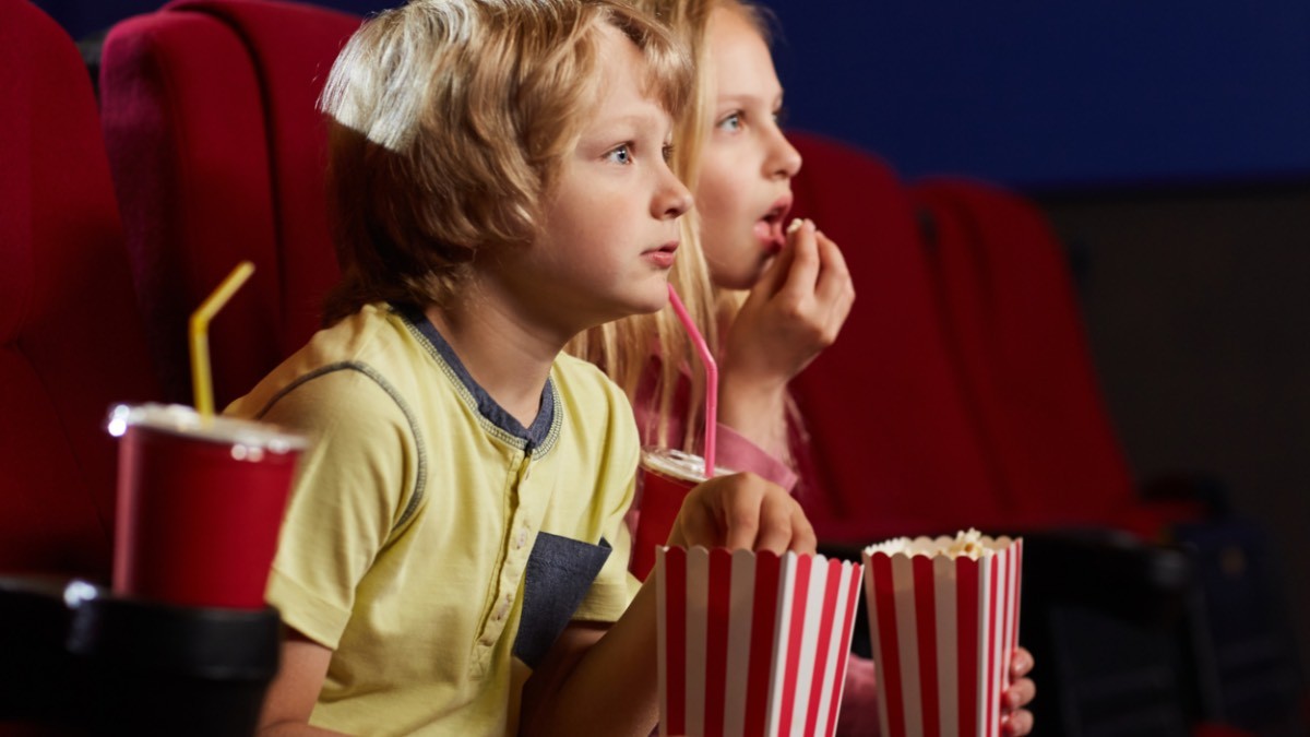 niños viendo una película en el cine