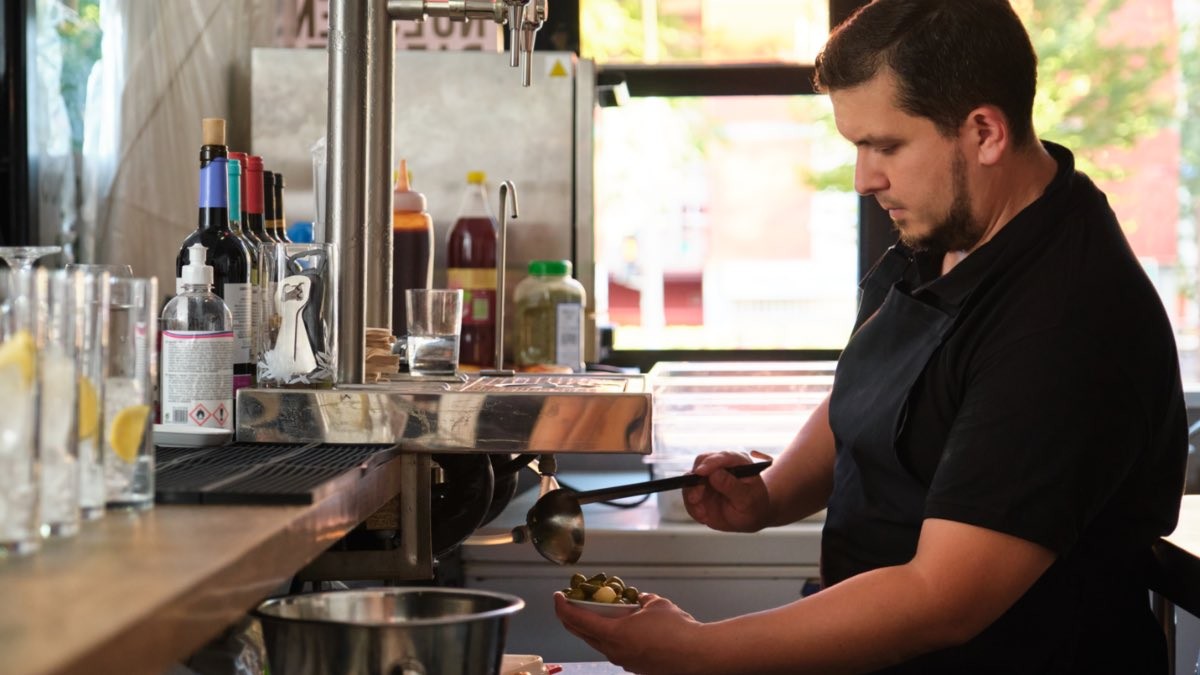 Se necesita personal de hostelería: 1.200 vacantes para trabajar en toda España. camarero sector hostelería