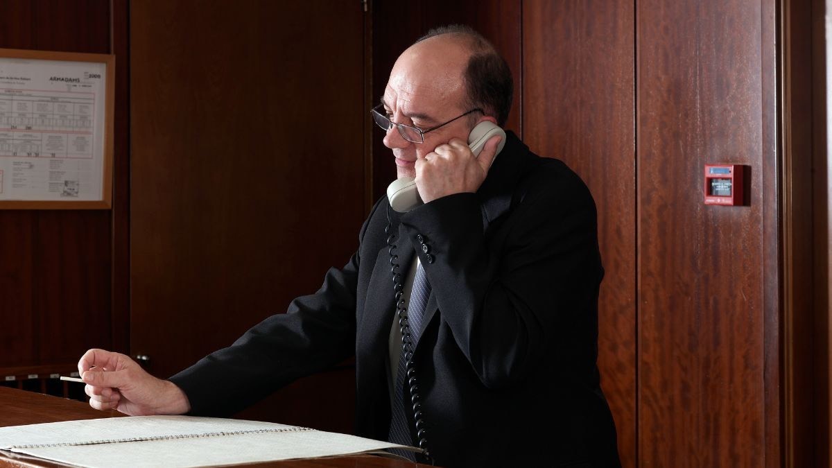 Un conserje trabajando