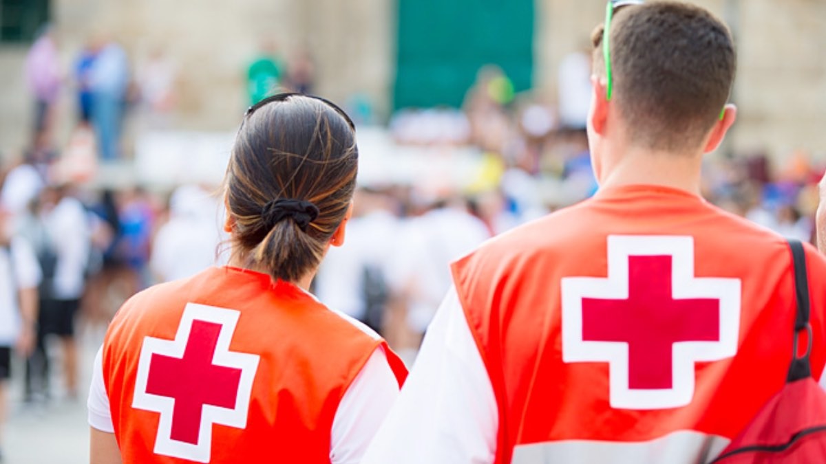 Dos trabajadores de Cruz Roja