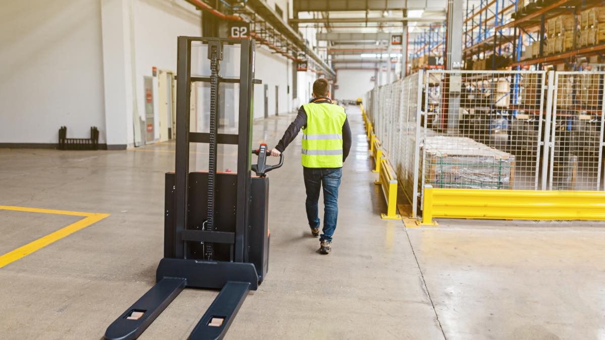 Un mozo de almacén trabajando