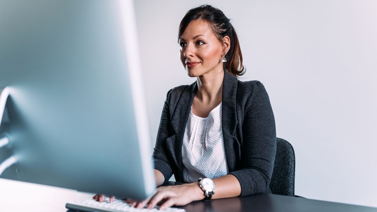 Una empleada trabajando frente al ordenador