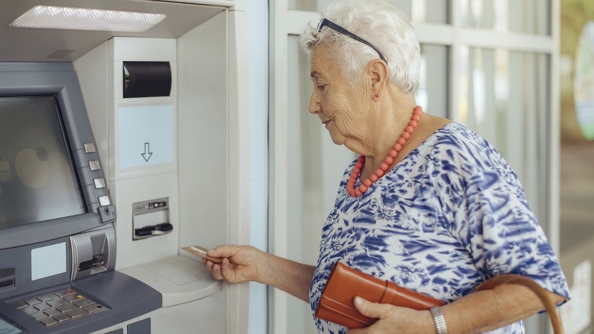 pensionista sacando dinero del banco