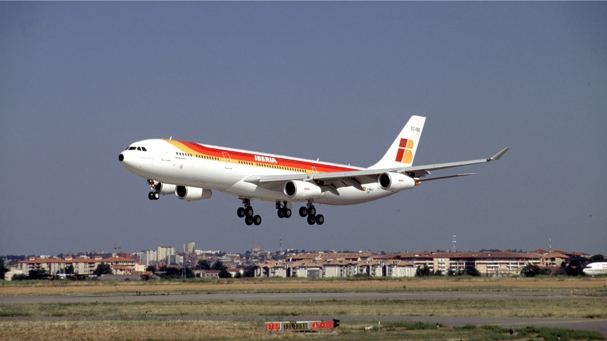 avión de Iberia despegando
