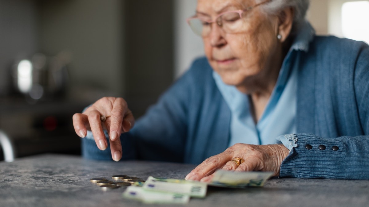 Una pensionista contando dinero | Envato pensionista contando dinero
