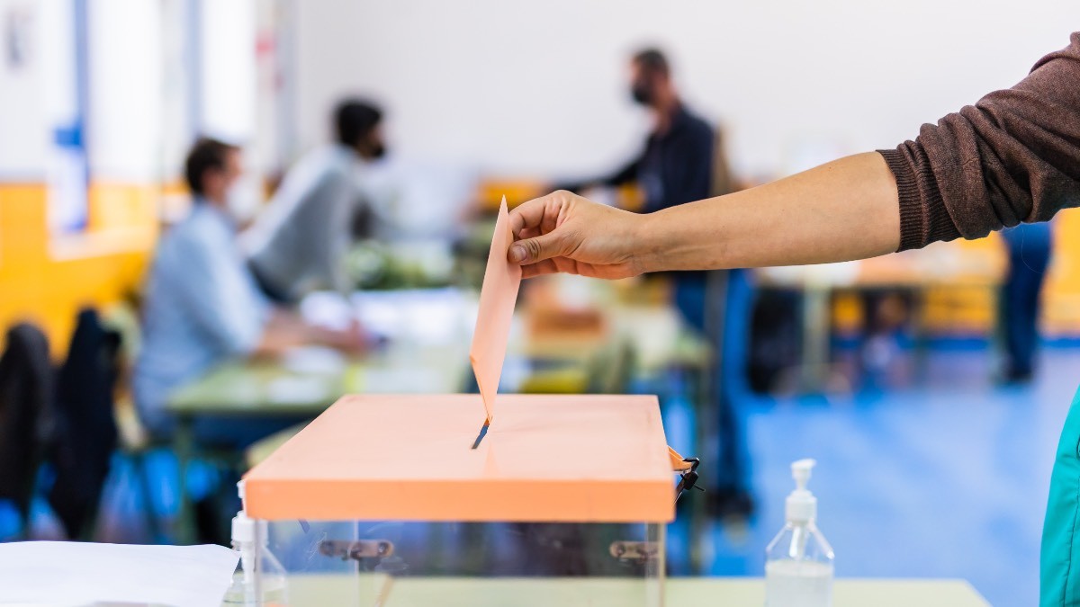 Permiso retribuido para votar las elecciones del 28 de mayo Una persona votando en un colegio electoral