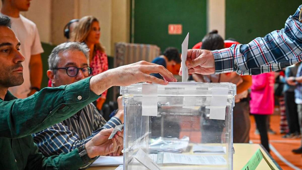 Diferencias entre voto nulo, voto en blanco y abstención una persona votando