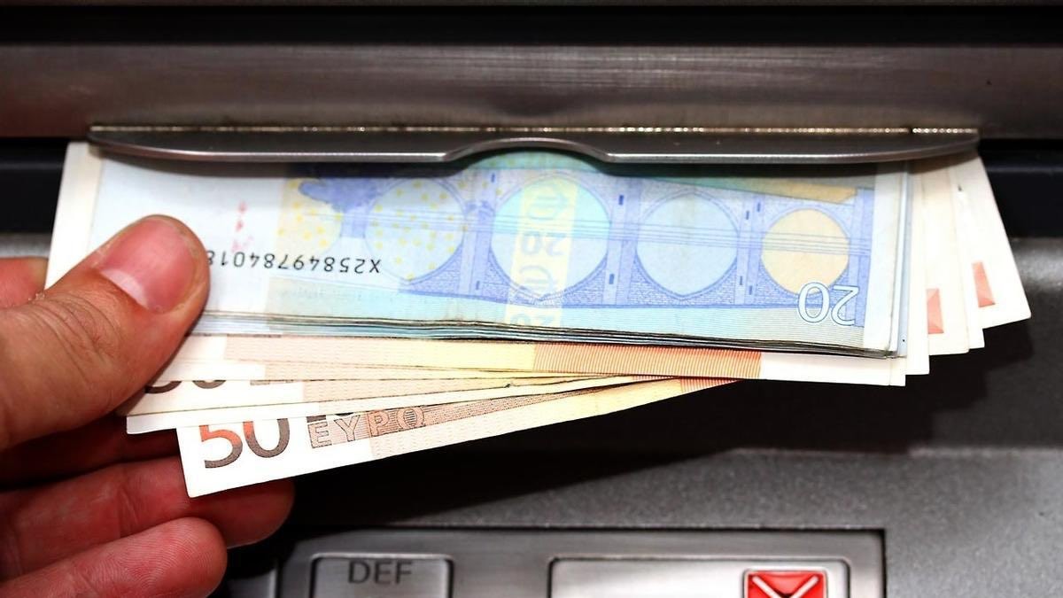 La recomendación de la Policía Nacional para sacar dinero de cajero de forma segura persona sacando dinero del cajero